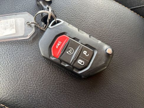 Used 2025 Jeep Wrangler Sahara image 24