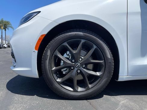 New 2026 Chrysler Pacifica Select w/ S Appearance Package FWD image 12