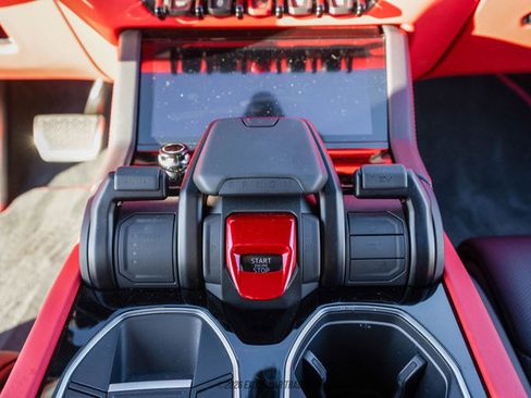 Used 2025 Lamborghini Urus SE image 30