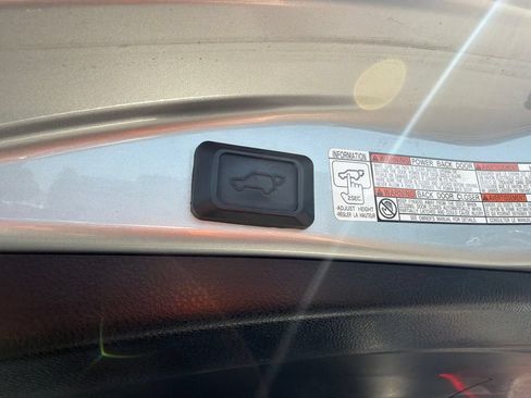 Used 2018 Toyota RAV4 XLE AWD/4WD image 14