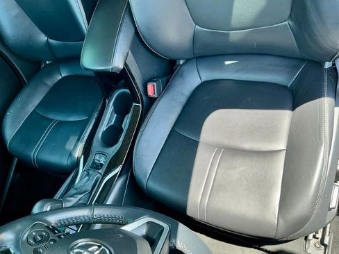 Used 2020 Toyota Corolla XLE FWD image 39