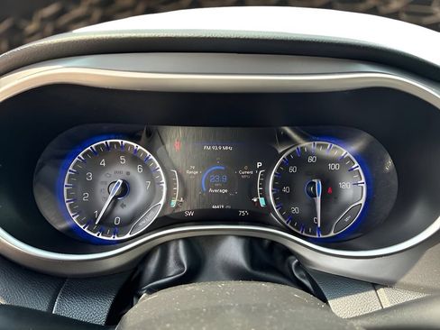 Used 2024 Chrysler Pacifica Touring-L FWD image 21