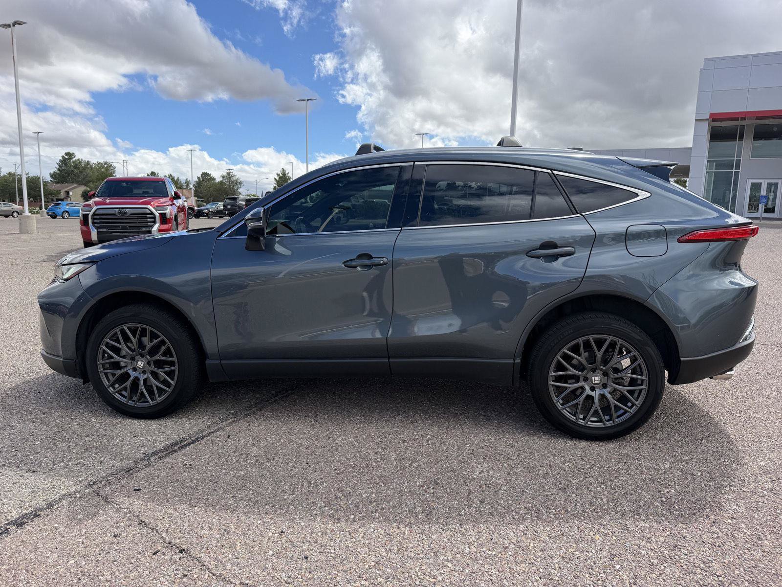 Used 2022 Toyota Venza Limited AWD/4WD image 2