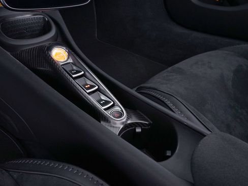 New 2025 McLaren Artura image 13