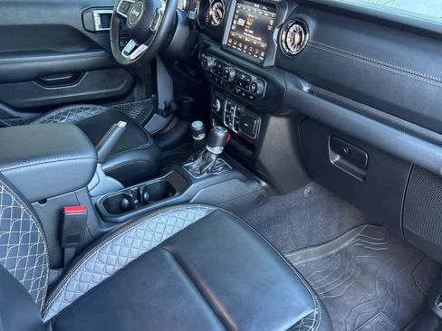 Used 2022 Jeep Wrangler Unlimited Sahara AWD/4WD image 17