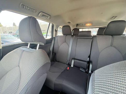 Used 2025 Toyota Highlander LE image 42