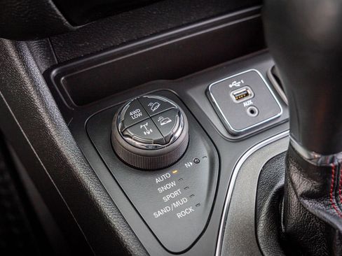 Used 2021 Jeep Cherokee Trailhawk image 24