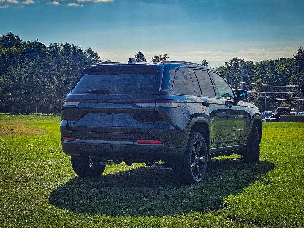 New 2027 Jeep Grand Cherokee Limited AWD/4WD image 3