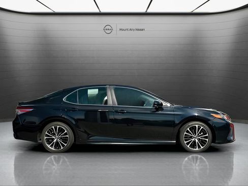 Used 2018 Toyota Camry SE FWD image 2