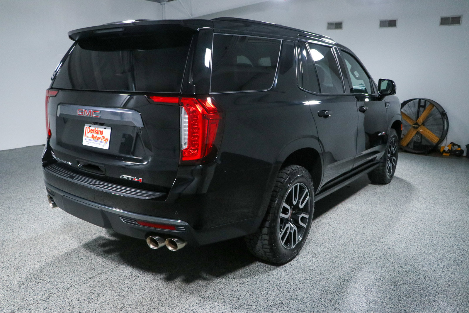 Used 2024 GMC Yukon AT4 w/ Technology Package AWD/4WD image 7