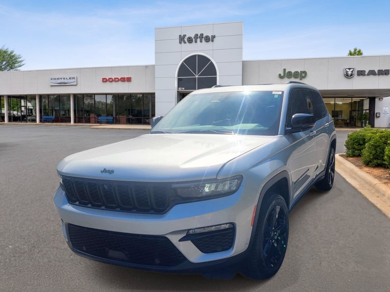 Certified 2025 Jeep Grand Cherokee Limited w/ Luxury Tech Group II RWD image 1