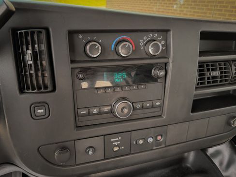Used 2014 Chevrolet Express 2500 RWD image 18