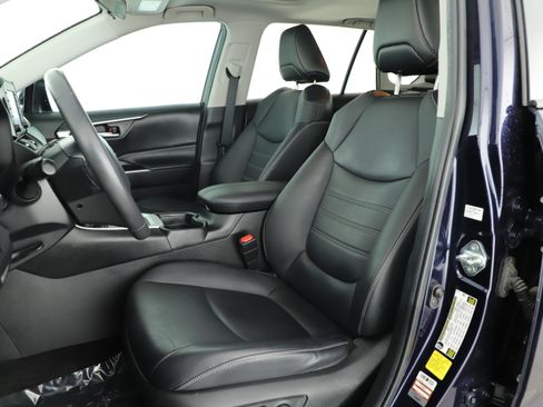 Used 2021 Toyota RAV4 XLE Premium FWD image 9