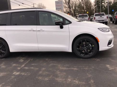 New 2026 Chrysler Pacifica Select image 9