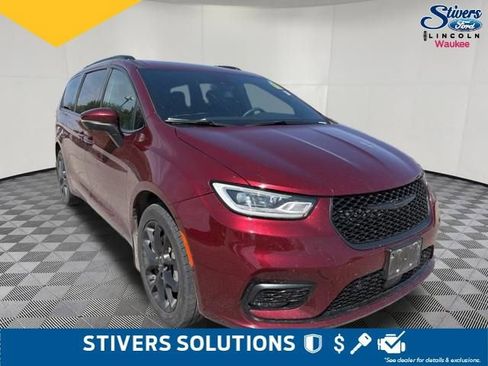 Used 2023 Chrysler Pacifica Touring-L w/ Uconnect Theater Family Group AWD/4WD image 3