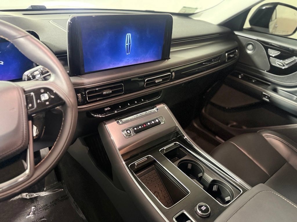 Used 2025 Lincoln Aviator AWD w/ Jet Appearance Package image 18