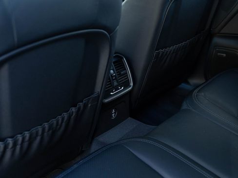 Certified 2025 Porsche Macan image 36