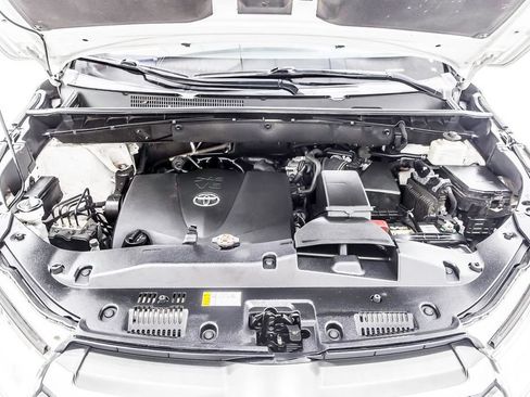 Used 2019 Toyota Highlander XLE AWD/4WD image 39