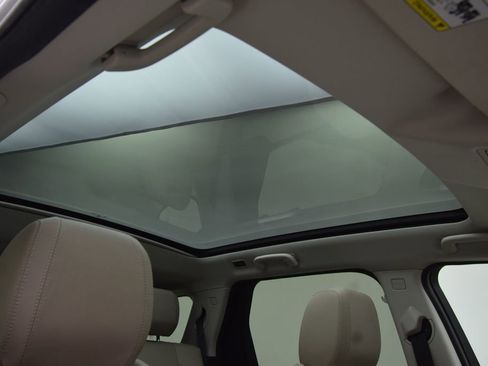 Used 2020 Land Rover Discovery Sport SE image 16