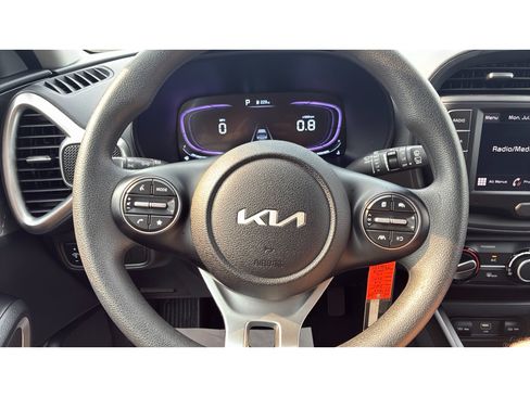 Used 2025 Kia Soul LX w/ LX Technology Package FWD image 18