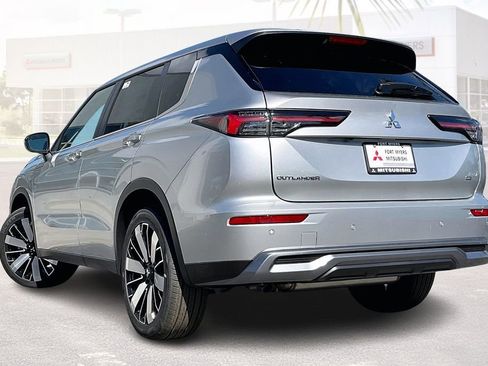 New 2026 Mitsubishi Outlander SE FWD image 3