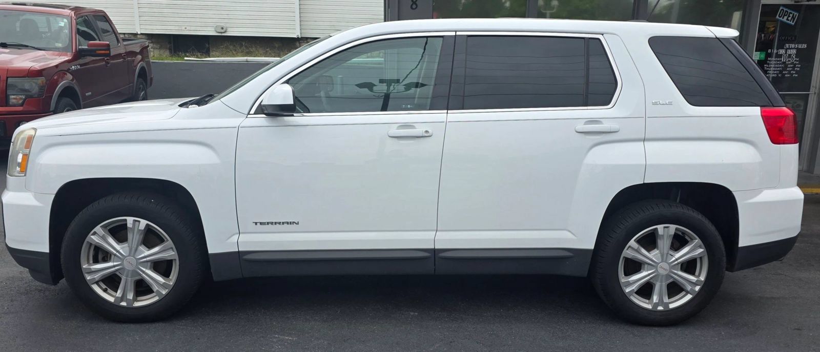 Used 2017 GMC Terrain SLE FWD image 3
