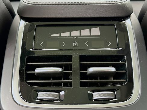 Used 2025 Volvo XC90 B5 Core image 28