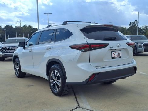 Certified 2025 Toyota Highlander XLE FWD image 2