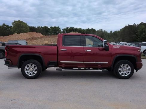 Used 2025 Chevrolet Silverado 2500 High Country w/ Technology Package AWD/4WD image 3
