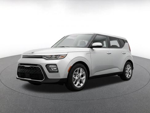 Used 2025 Kia Soul LX w/ LX Technology Package FWD image 3