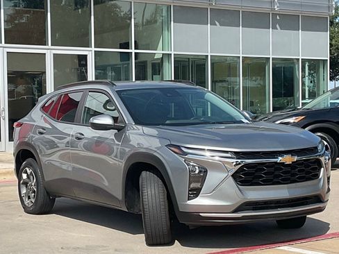 Used 2025 Chevrolet Trax LT w/ LT Convenience Package FWD image 3