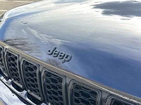 Used 2024 Jeep Grand Cherokee Limited w/ Black Appearance Package image 31