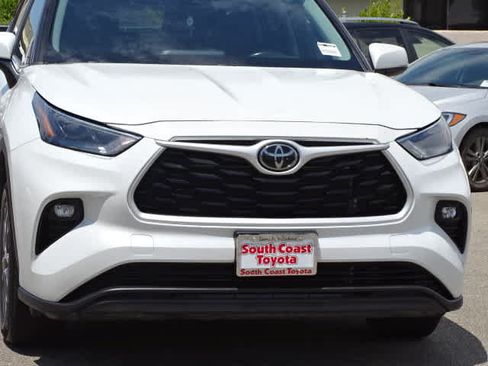 Used 2023 Toyota Highlander XLE FWD image 4