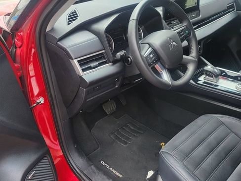 Used 2025 Mitsubishi Outlander SE AWD/4WD image 3