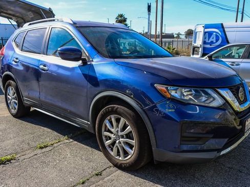 Used 2020 Nissan Rogue SV image 2