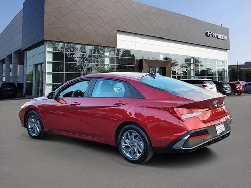 Used 2025 Hyundai Elantra Hybrid FWD image 3