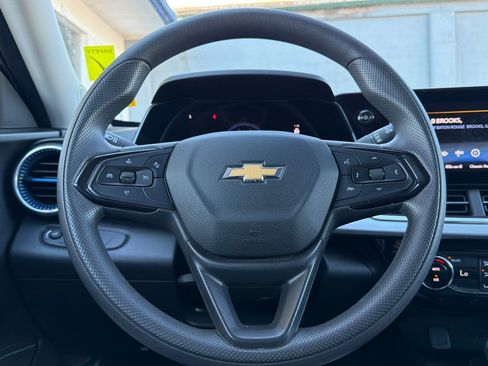 Used 2025 Chevrolet Trax LT FWD image 20