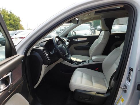 Used 2021 Volvo XC40 T4 Momentum FWD image 17