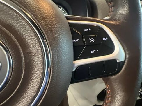 Used 2017 Jeep Renegade Latitude AWD/4WD image 14