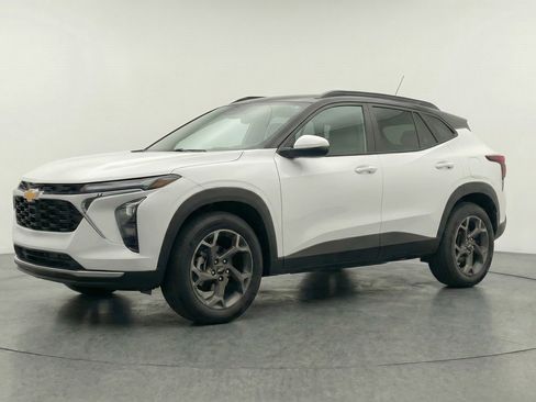 Used 2025 Chevrolet Trax LT FWD image 3