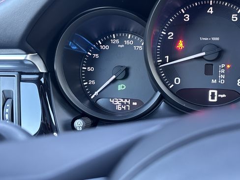 Certified 2022 Porsche Macan image 11