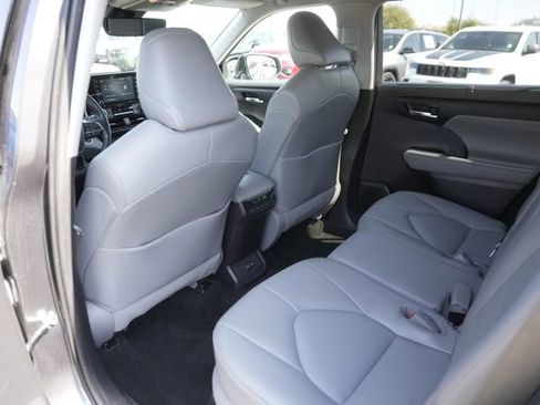 Used 2021 Toyota Highlander XLE image 12