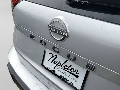 Used 2025 Nissan Rogue SV FWD image 8