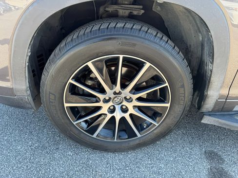 Used 2017 Toyota Highlander SE image 39