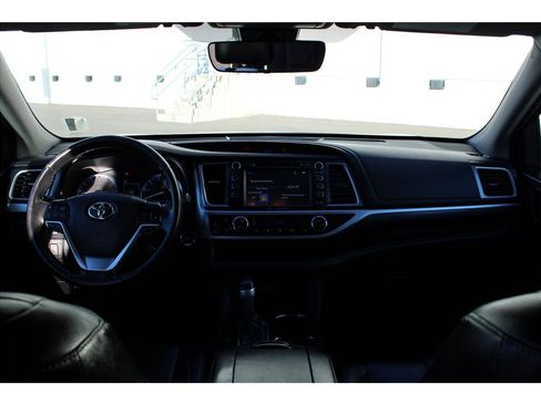 Used 2017 Toyota Highlander SE image 10