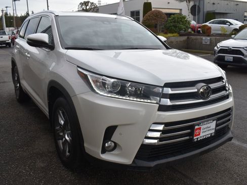 Certified 2017 Toyota Highlander Limited Platinum image 3