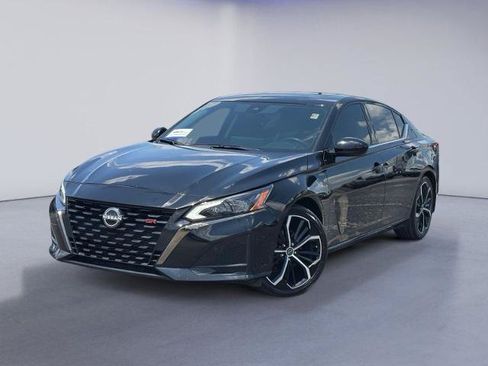 Used 2024 Nissan Altima 2.5 SR w/ SR Premium Package FWD image 2