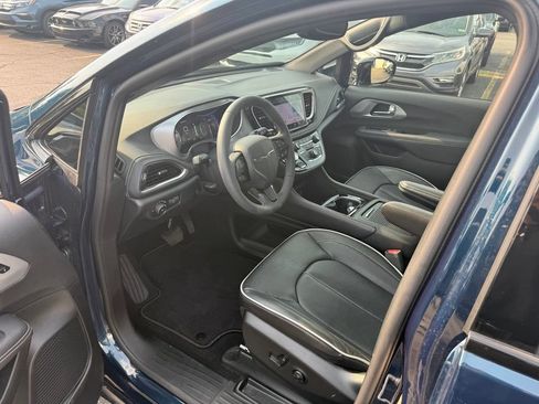 Used 2025 Chrysler Pacifica Limited AWD/4WD image 8