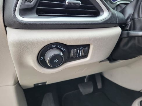 Used 2024 Chrysler Pacifica Touring-L image 18