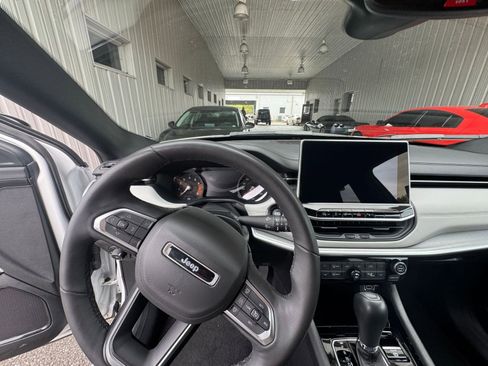 Used 2025 Jeep Compass Limited image 35